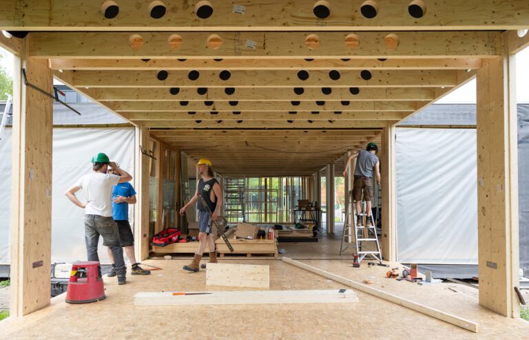202406 Modules plaatsen en spijkerbroeken isolatie - Fotograaf Iris Klop (22)